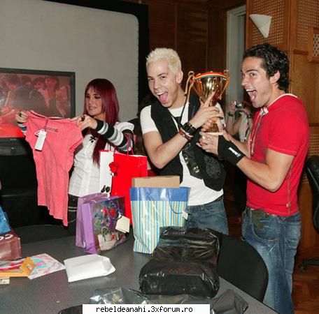 RBD in Romania - Ponchi si Cris, extaziati de cadourile fanilor - Forum Nou